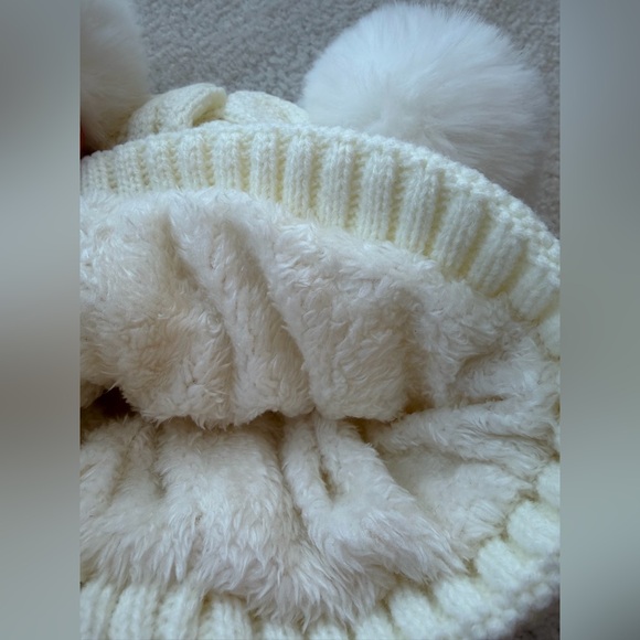 BNWOT Mini Boden Cozy White Cream Knit Pom-Pom Hat for Kids - Picture 3 of 4
